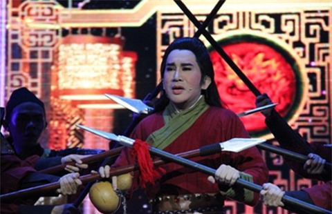 Là một trong những ngôi sao hàng đầu có sức hút bền bỉ nhất trên sân khấu cải lương, ít ai biết rằng xuất phát điểm trong sự nghiệp của Kim Tử Long là từ những vai hài.