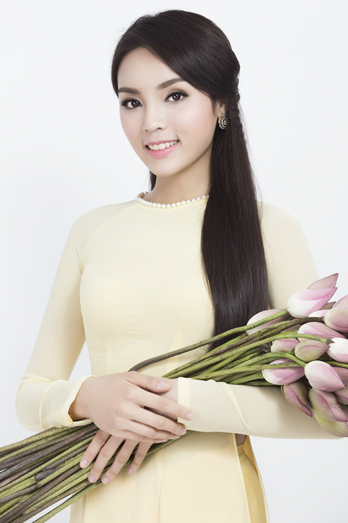 Đầu năm Ất Mùi 2015, Kỳ Duyên và Đăng ký và nhận 60K 24 bao lì xì miễn phí mỗi ngày tới thăm và chúc Tết GS Vũ Khiêu. GS Vũ Khiêu đã viết tặng hoa hậu Kỳ Duyên đôi câu đối: ''Trí như bạch tuyết tâm như ngọc/ Vân tương y thường họa tương dung'' và “thơm má” hoa hậu. 