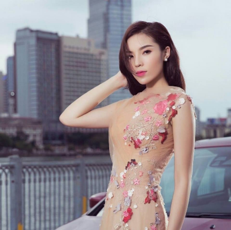 Trong loạt ảnh quảng cáo cho một thương hiệu chăn, ga, gối, đệm, hoa hậu dù đã leo lên giường đệm sáng màu nhưng chân của hoa hậu khá… bẩn. Loạt ảnh này nhanh chóng trở thành tâm điểm bàn luận của cộng đồng mạng.