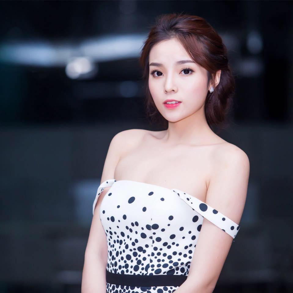 Tháng 8/2015, bức hình chụp lại khoảnh khắc ngủ kém duyên trên máy bay của Hoa hậu Việt Nam 2014 Nguyễn Cao Kỳ Duyên đã lan truyền với tốc độ chóng mặt và nhận được những phản hồi trái chiều.