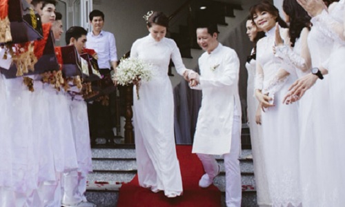 Đại gia Đức An đã nhiều lần bị bắt gặp tay trong tay với hoa hậu Thùy Dung, nhưng hiện Thùy Dung vẫn chưa trả lời về nghi án tình cảm này.