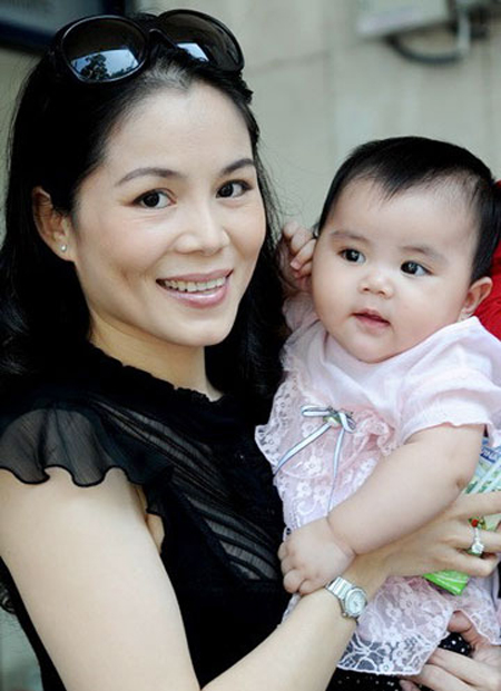 Được biết, trước khi gặp Quyền Linh, Dạ Thảo chưa từng yêu ai. Vì vậy chị khá thận trọng trước tình cảm mà chàng diễn viên này dành cho mình.