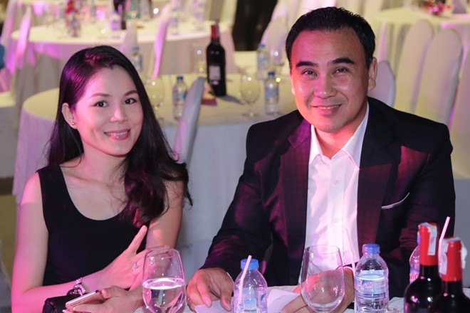 Sau sáu tháng quen nhau và tấn công dồn đập, Quyền Linh quyết định ngỏ lời cầu hôn với Dạ Thảo bởi anh tin chắc rằng đời mình đã tìm được bến đỗ cuối cùng. Thế nhưng ý định của anh chàng si tình này lại chẳng dễ thành hiện thực.