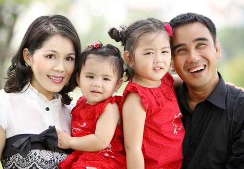 Ngay bản thân Dạ Thảo cũng phát hoảng chứ chưa nói đến bố mẹ chị. Vậy là theo đề nghị của người yêu, Quyền Linh đành phải chờ thêm một thời gian nữa để cả hai hiểu nhau hơn. Nhưng lý do quan trọng nhất vẫn là để chứng minh và củng cố lòng tin của bố mẹ vợ tương lai. Chứ thời điểm ấy đòi cưới, bố mẹ chị cũng chẳng đời nào chịu đồng ý.