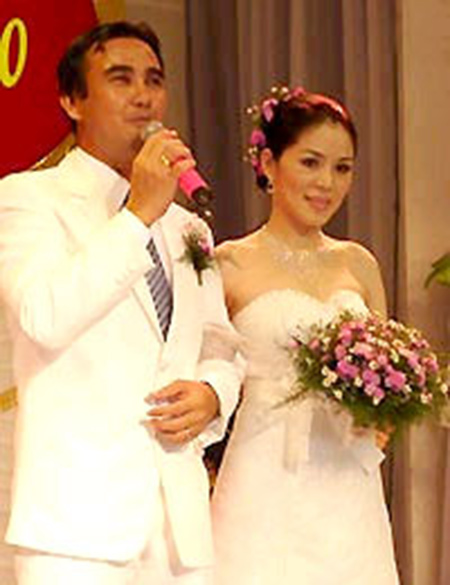 Chị là Dạ Thảo, người mà thiên hạ vẫn gọi đùa là bà chủ, còn “nông dân” Quyền Linh không hơn không kém một... xe ôm. Nhưng nhờ có bà chủ hiền dịu ấy mà anh xe ôm hôm nay mới... một bước lên xe hơi.