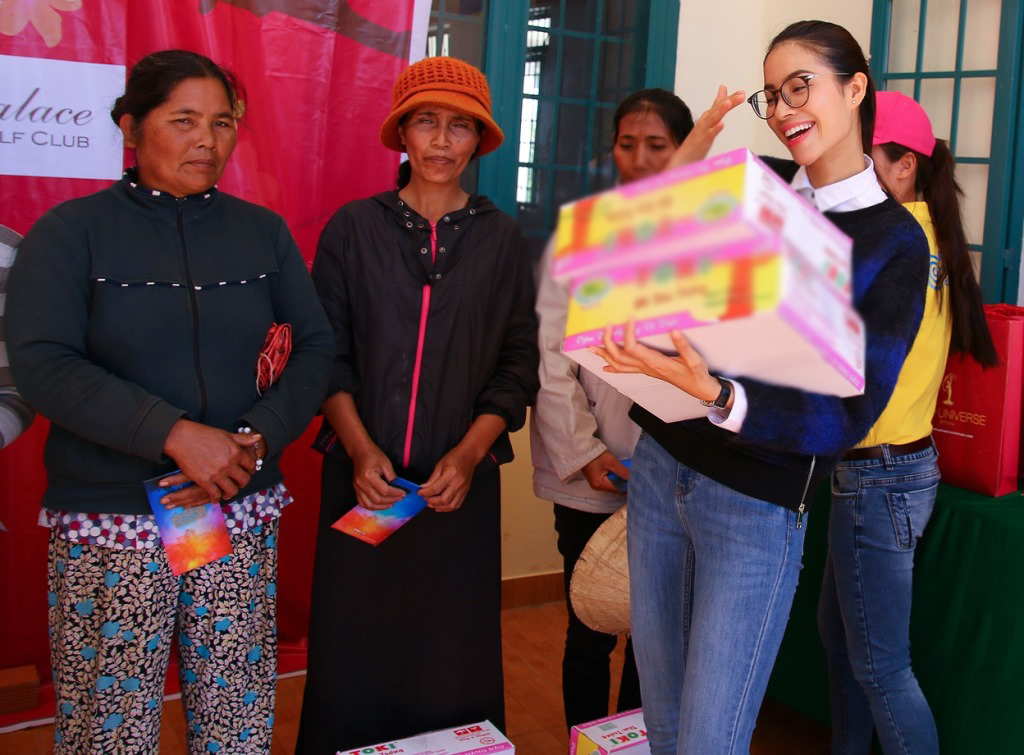 Những bức ảnh Phạm HƯơng ân cần quan tâm chăm sóc các cụ già, em nhỏ đã khiến người hâm mộ vô cùng cảm động, yêu mến.