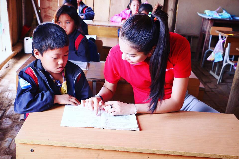 Ngoài những bức ảnh ấm áp mà Phạm Hương chia sẻ, người hâm mộ của người đẹp xứ Cảng cũng nức lòng khen ngợi cô khi chia sẻ những bức ảnh Phạm HƯơng ân cần chăm sóc các em nhỏ trong chuyến từ thiện.