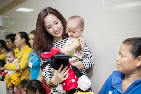 Trong suốt hai năm đương kim hoa hậu và cả sau này, cô đã đi nhiều nơi, tham gia nhiều hoạt động có tác động tích cực đến cộng đồng. 