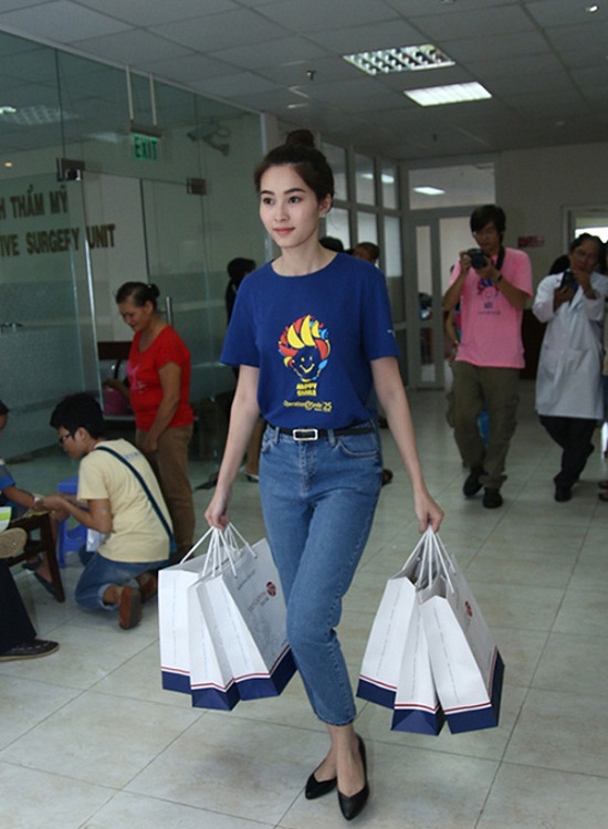 Đặng Thu Thảo cũng là một trong những người đẹp rất tích cực với công tác từ thiện xã hội.