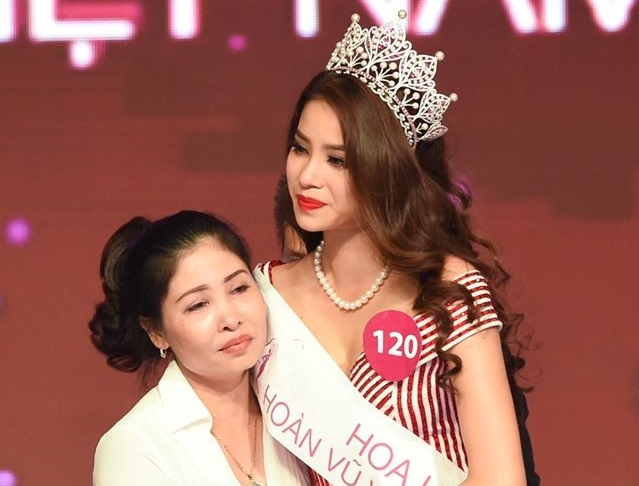 Sau đó, ông bỏ nghề biển để về quê làm nghề mộc. Mẹ Phạm Hương cũng vất vả bươn chải với công việc bán bảo hiểm.