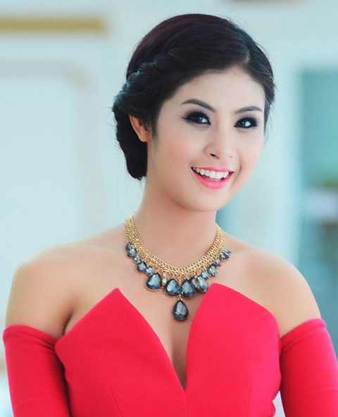  Trước khi đến với cuộc thi Hoa hậu Việt Nam, Ngọc Hân là người mẫu và theo đuổi sự nghiệp này từ năm 16 tuổi, cô là gương mặt quen thuộc của sàn catwalk Hà Nội, từng giành nhiều giải thưởng: Gương mặt ăn ảnh cuộc thi Người mẫu Việt Nam 2006, Miss Icon Hoa học trò 2005, giải Nhất chương trình sản phẩm Yomost, Hoa khôi Trung học phổ thông Trần Nhân Tông..