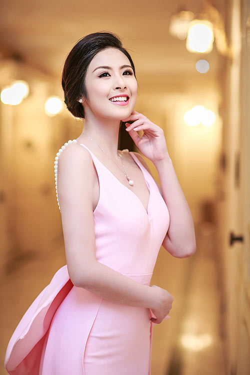  Cô không chỉ ngày càng xinh đẹp, quyến rũ, mà còn luôn tích cực tham gia các hoạt động từ thiện, hoàn thành tốt công việc của một người dẫn chương trình, đặc biệt là một nhà Thiết kế trẻ.