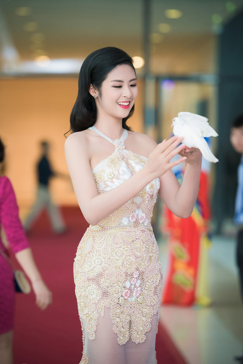 Ngay khi tên cô được xướng lên, nhiều người bày tỏ thất vọng trước một nhan sắc thua xa nhiều thí sinh trong vòng chung kết. Khi đó, Ngọc Hân có làn da ngăm đen, răng chuột và đôi mắt nhỏ.