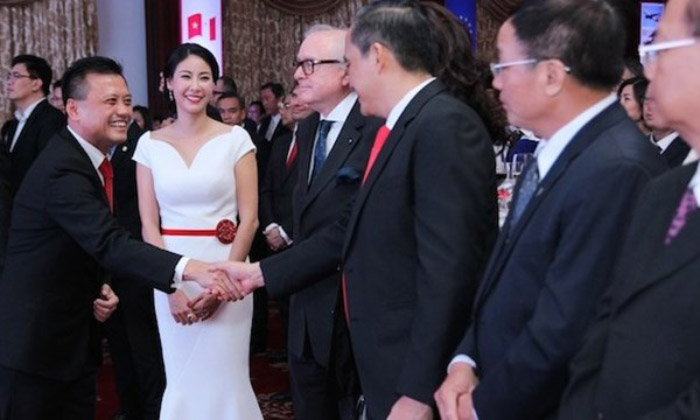 Sau khi trở thành hoa hậu Việt Nam đăng quang trẻ tuổi nhất (16 tuổi), trải qua sóng gió của cuộc hôn nhân đầu tiên, hoa hậu Hà Kiều Anh hiện đang có cuộc sống viên mãn cùng chồng là doanh nhân Huỳnh Trung Nam.