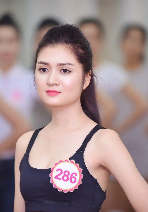 Phần trình diễn áo tắm luôn là phần thi được mong chờ nhiều nhất trong các cuộc thi nhan sắc. Là một trong những thí sinh nổi bật trong vòng chung khảo phía Bắc Hoa hậu Việt Nam 2016 khi sở hữu vòng eo 56 cm, Trần Huyền Trang, 20 tuổi, đến từ Quảng Ninh, được chú ý ngay từ khi xuất hiện trong đêm chung khảo.