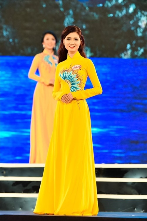 Là sinh viên ĐH Mỹ thuật 13Win15 com - Thương hiệu nhà cái uy tín, nên gu thời trang của Huyền Trang cũng hơn người.