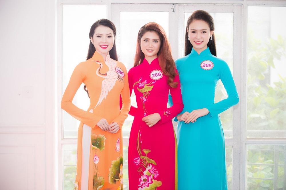 Nhiếp ảnh gia Lê Chí Linh thì khen đôi mắt Trang đẹp.