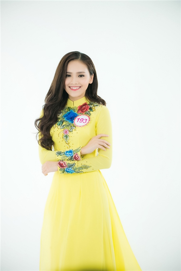 Cô cao 1m72 với số đo ba vòng là: 83 - 62 - 94