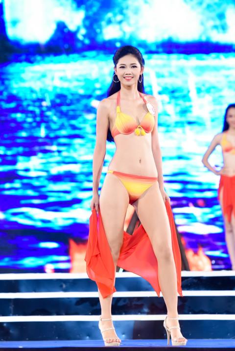 Cũng nhờ hình thể chuẩn, vòng 3 lên tới 99cm nên Thanh Tú dễ dàng tỏa sáng trong trang phục bikini gợi cảm.