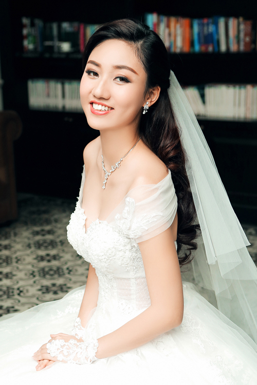  Nếu ai đã theo sát cuộc thi Hoa hậu Hoàn vũ Việt Nam 2015 từ những vòng đầu đều có thể nhận thấy cô gái 23 tuổi này có khả năng trình diễn catwalk được đánh giá ở mức tệ. 