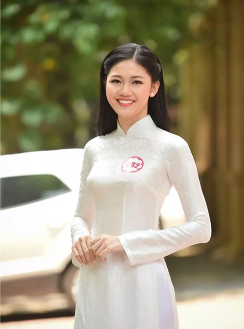 Người đẹp sinh năm 1994 khoe đôi chân dài miên man trong những bức hình.