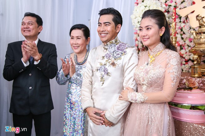Sau buổi lễ, họ sẽ tổ chức buổi tiệc ấm cúng tại một không gian cưới sang trọng thuộc quận 1. 
