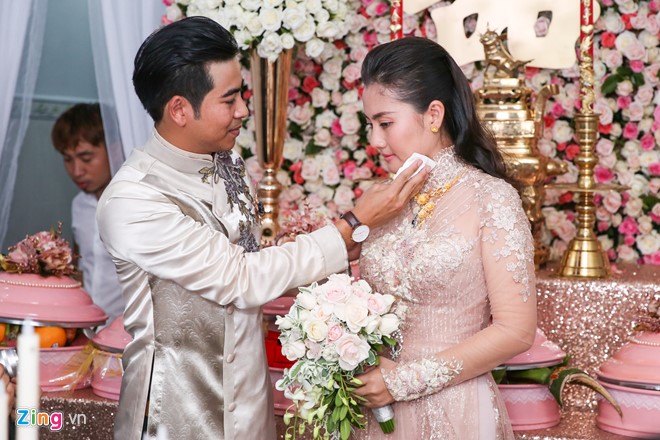 Cặp uyên ương của làng phim Việt chính thức về chung nhà sau một năm hẹn hò.