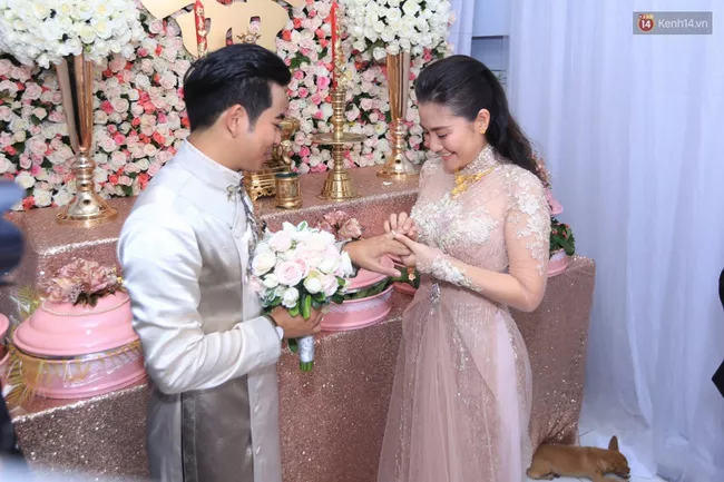 Chủ hôn Hữu Châu liên tục thể hiện biểu cảm hài hước khi chào hỏi nhà gái. Nghệ sĩ Hữu Châu làm chủ trì hôn lễ Ngọc Lan - Thanh Bình .