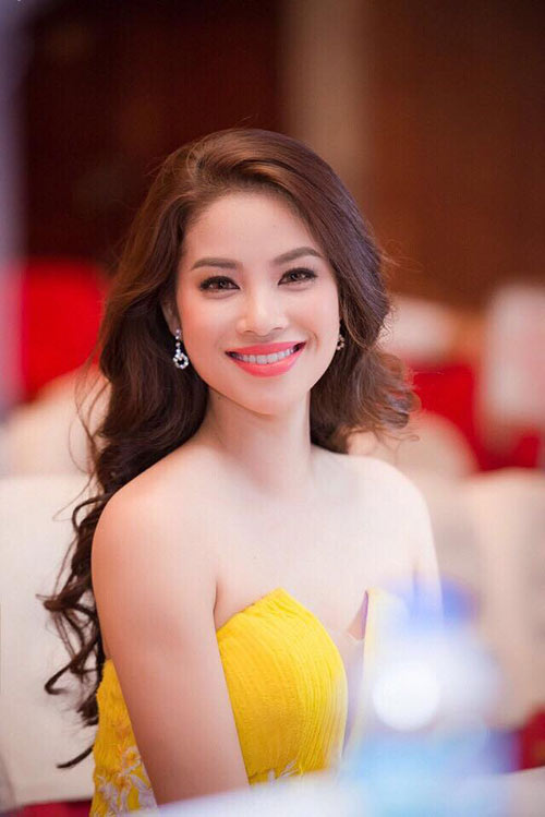 Ấn tượng về Phạm Hương trong mắt bà con làng xóm là một cô bé cao, gầy, chỉ đi học suốt ngày, không giao du chơi bời hay nghịch ngợm. Ấn tượng về Phạm Hương trong mắt bà con làng xóm là một cô bé cao, gầy, chỉ đi học suốt ngày, không giao du chơi bời hay nghịch ngợm.