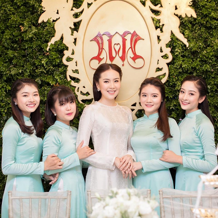 ''Hot girl thời tiết'' khiến nhiều người ấn tượng với vẻ đẹp thanh tú, hiền dịu và đằm thắm.