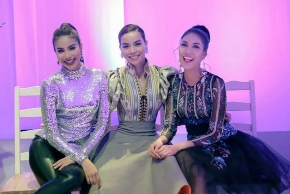Rất nhiều lần Huấn luyện viên Phạm Hương bị khán giả phát hiện đang mâu thuẫn với chính lời nói của mình tại ''The Face Vietnam''.