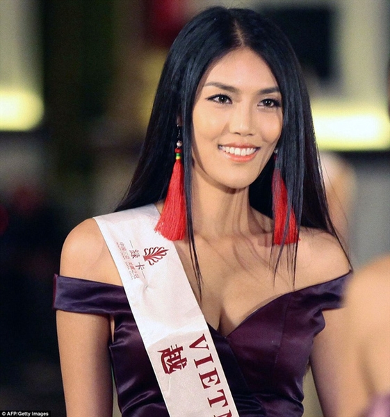 Cô tiết chế hình ảnh vì vẫn muốn ưu tiên việc học lên hàng đầu. Khi có nhiều cơ hội đến với mình, Lan Khuê bảo lưu kết quả tại trường đại học vì không muốn công việc lẫn chuyện học hành đều bị ảnh hưởng, dang dở.
