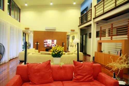 Ngôi nhà được thiết kế 2 tầng, chủ yếu bằng gỗ và kính trong. Các không gian trong ngôi nhà đều theo hướng mở để đón ánh nắng và gió trời. 