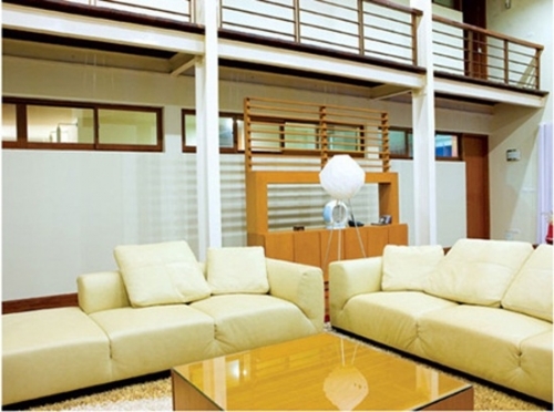 Phía trong ngôi nhà được lắp trang thiết bị hiện đại với đầy đủ tiện nghi: ngoài các phòng ngủ, phòng khách, phòng ăn, gia chủ còn cho xây bể bơi riêng, một phòng thu hiện đại, phòng giải trí của Đăng ký và nhận 60K 24 bao lì xì miễn phí mỗi ngày.