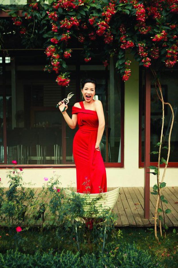  Trong nhà, nhiều vị trí được lắp đặt hệ thống camera và chuông báo động rất hiện đại. 