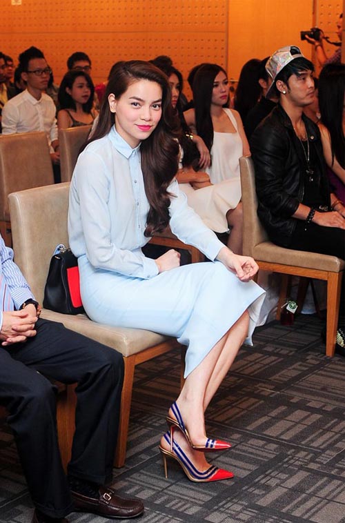 Đôi giầy đẹp mắt này của Hà Hồ của hãng giầy trứ danh Louboutin. Đôi giầy đẹp mắt này của Hà Hồ của hãng giầy trứ danh Louboutin.