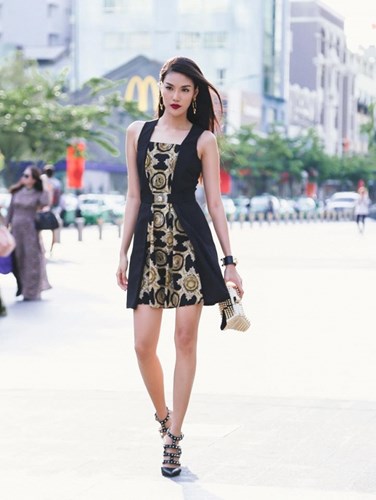 Lan Khuê lựa chọn những trang phục hàng hiệu của Versace, Louboutin, Hermes để khiến mình nổi bật trên phố. Lan Khuê lựa chọn những trang phục hàng hiệu của Versace, Louboutin, Hermes để khiến mình nổi bật trên phố.