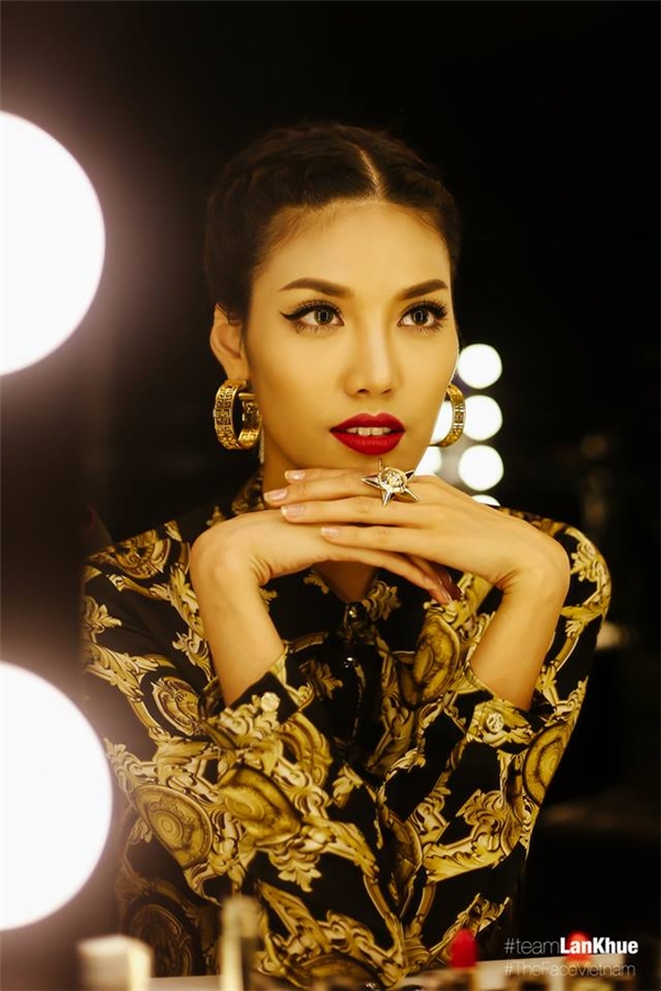 . Trang phục đi từ đơn giản đến cá tính, sành điệu hay cầu kỳ. Có những trang phục tạo nên trend cho mỹ nhân Việt, có những thiết kế lại mang đậm cá tính riêng của NTK được Lan Khuê thể hiện rõ nét khi cô diện lên người. . Trang phục đi từ đơn giản đến cá tính, sành điệu hay cầu kỳ. Có những trang phục tạo nên trend cho mỹ nhân Việt, có những thiết kế lại mang đậm cá tính riêng của NTK được Lan Khuê thể hiện rõ nét khi cô diện lên người.