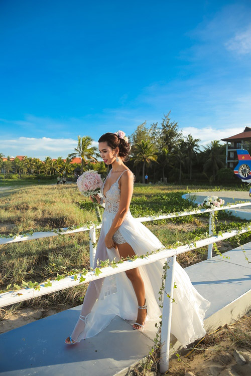 Bà nội Hà Anh là nhà báo, nhà văn Thanh Hương, quê ở Nghệ An, một vùng đất hiếu học và có truyền thống văn chương, chính người thân sinh ra bà là Nguyễn Huy Nhu đậu tiến sỹ năm 1919, từng làm tri huyện, rồi ông làm thơ “Ba mươi năm lẻ trên sân khấu, mũ miện, mày râu mấy lớp tuồng” …Ông bỏ con đường làm quan, trở thành một chí sỹ yêu nước, bạn của cụ Phan bội Châu.