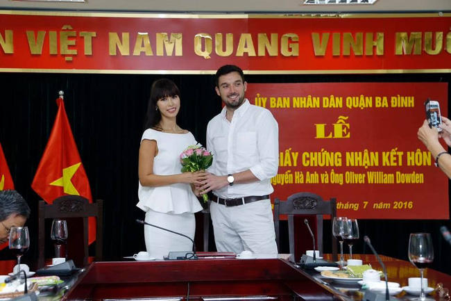Siêu mẫu Hà Anh, cháu nội của nhà văn Vũ Tú Nam đã viết lại nhiều kỷ niệm cảm động về bố mẹ, về ông bà nội của mình trong cuốn sách “Là tôi, Hà Anh”.