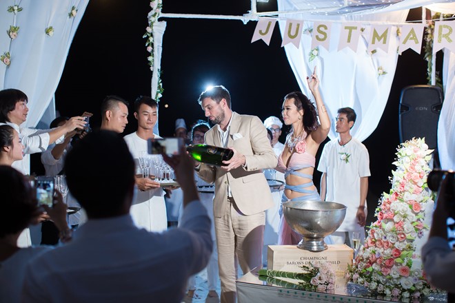 Hà Anh bắt đầu theo đuổi công việc chuyên sâu của người mẫu vào năm 2006 và làm việc với công ty quản lý MOT Models. 