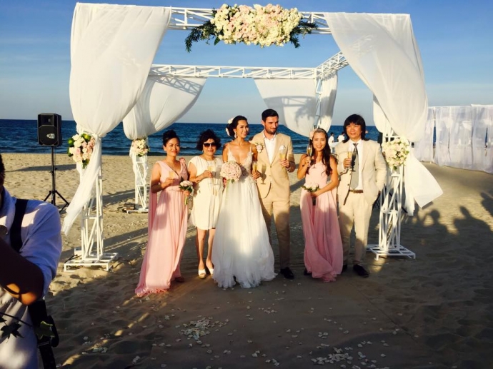 2009, Hà Anh chấm dứt hợp đồng với bên công ty quản lý tại Anh và về hoạt động tại Việt Nam, với lý do ''thấy tiềm năng lâu dài ở thị trường trong nước''. 