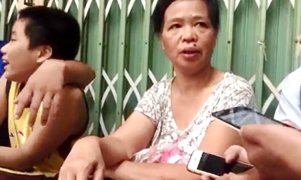 B&agrave; Lưu, người chứng kiến vụ sập nh&agrave;. Ảnh: Tiền Phong