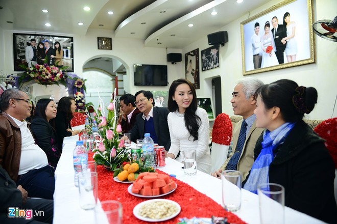 Ngay từ khi còn là cô nữ sinh lớp chuyên Pháp trường Chuyên Lê Hồng Phong, Kỳ Duyên đã nổi tiếng với gương mặt khả ái cùng chiều cao ''khủng''. 