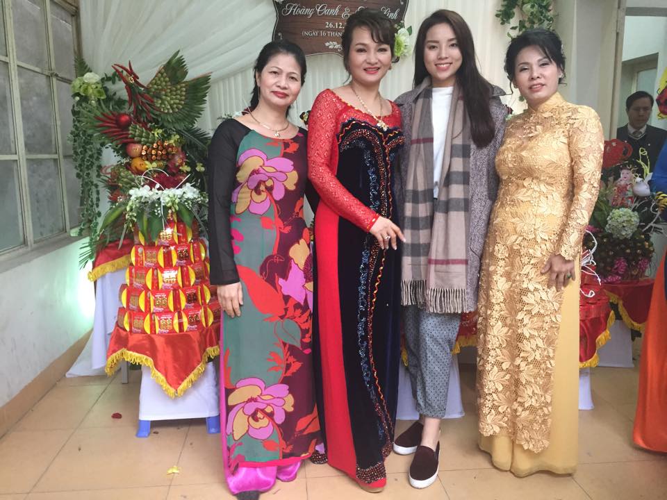 Mẹ cô là chuyên gia trang điểm, còn bố cô là thợ chụp ảnh chính của studio.