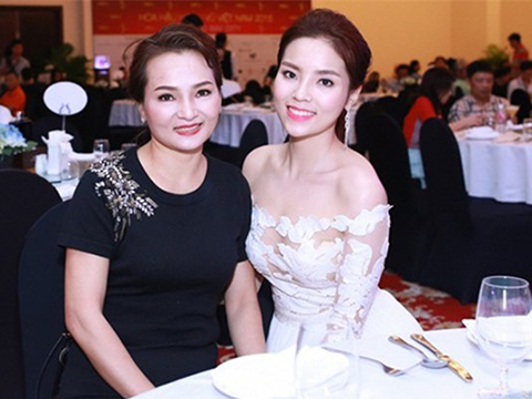 Căn nhà có mặt tiền rộng, 2 tầng, diện tích sâu vào bên trong. Studio áo cưới được bố mẹ cô mở từ khá lâu, 13Win22 com hiện đang mở phát đạt, trên bảng hiệu còn có tên của cô con gái nhỏ.
