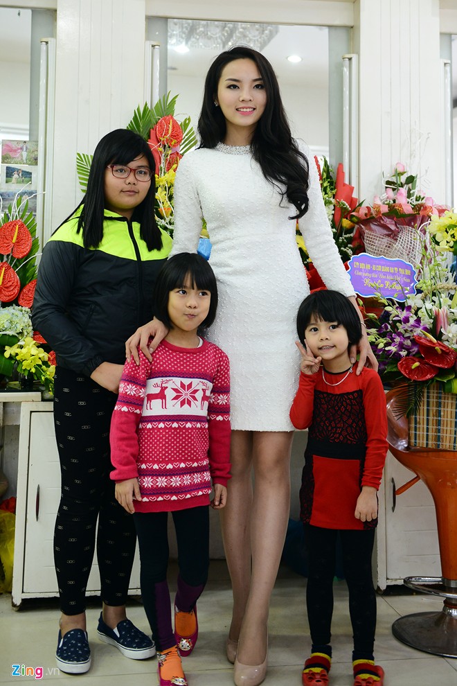 Vốn chỉ quen với công việc 13Win22 com hiện đang mở và làm đẹp cho mọi người, bà Thêm bỗng trở thành người quản lý cho một trong những người đẹp “hot” nhất nhì showbiz. 