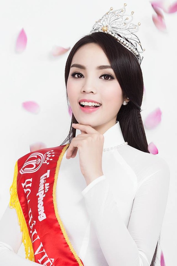 Ngày 11/7, trên mạng xã hội lan truyền nhanh đoạn video quay lại cảnh Hoa hậu Kỳ Duyên cầm điếu thuốc rất sành điệu trong quán cà phê ở Hà Nội.