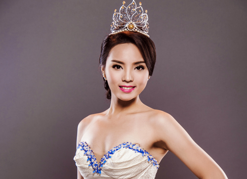 Khi phát hiện có người đang quay video, người đẹp Nam Định đã nhanh chóng giấu điếu thuốc đi. 