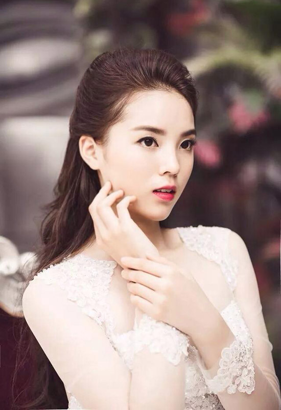 Bởi lẽ, nhiều Hoa hậu đăng quang khi độ tuổi còn quá nhỏ, non nớt trước những hào quang về sự nổi tiếng và chưa có ý thức cao về việc rèn luyện hình ảnh của bản thân. 